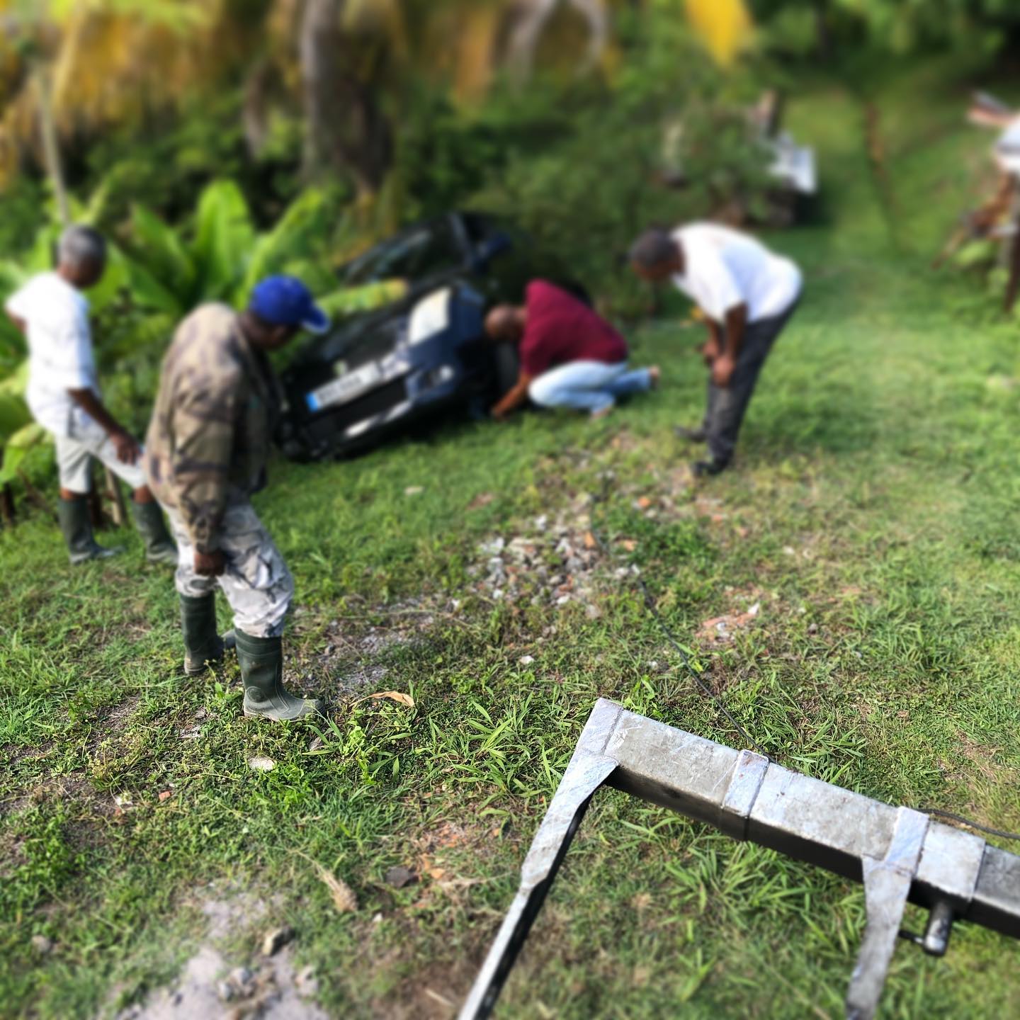 Voiture accidentée ravin