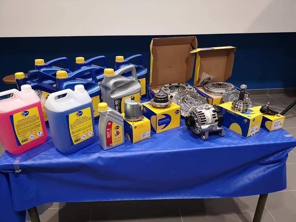 Una mesa con un montón de botellas y cajas encima.