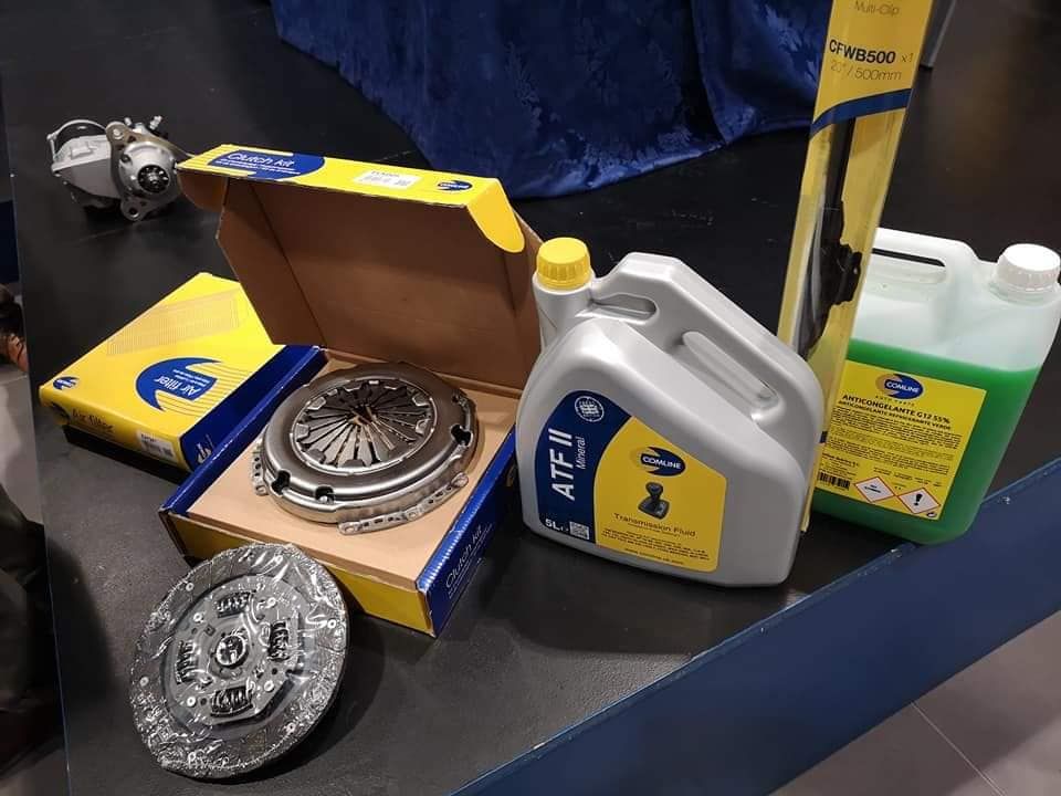 Una botella de aceite ATEX se encuentra junto a un disco de embrague.