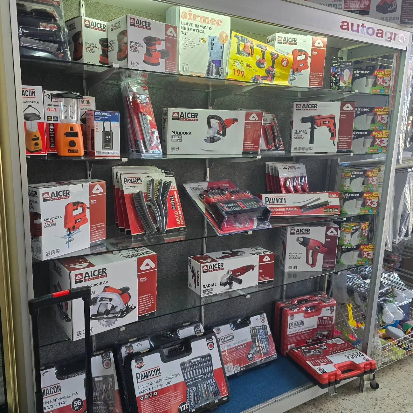 Una exhibición de herramientas en una tienda con la palabra auto en ella