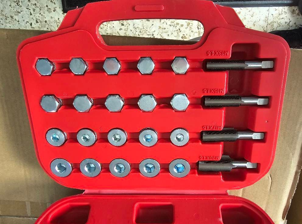 Un estuche rojo con tornillos y piezas dentro.