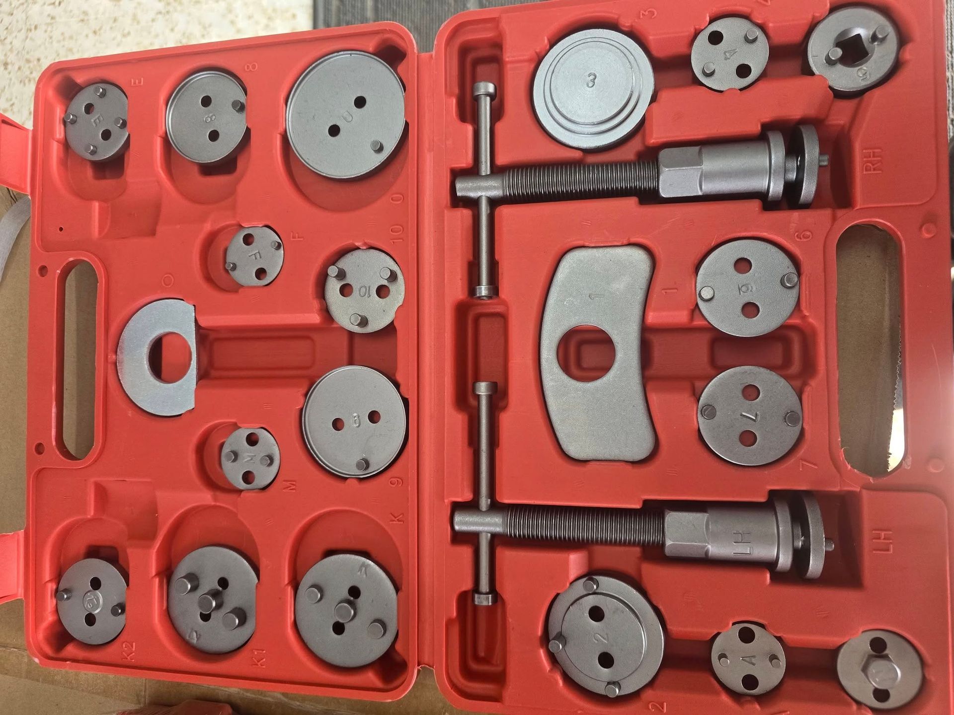 Una caja roja con un montón de herramientas dentro