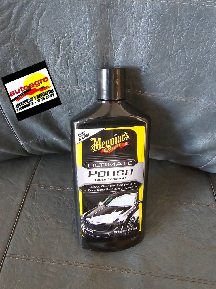 Una botella de esmalte Ultimate Polish de Meguiar's está sobre un sofá.
