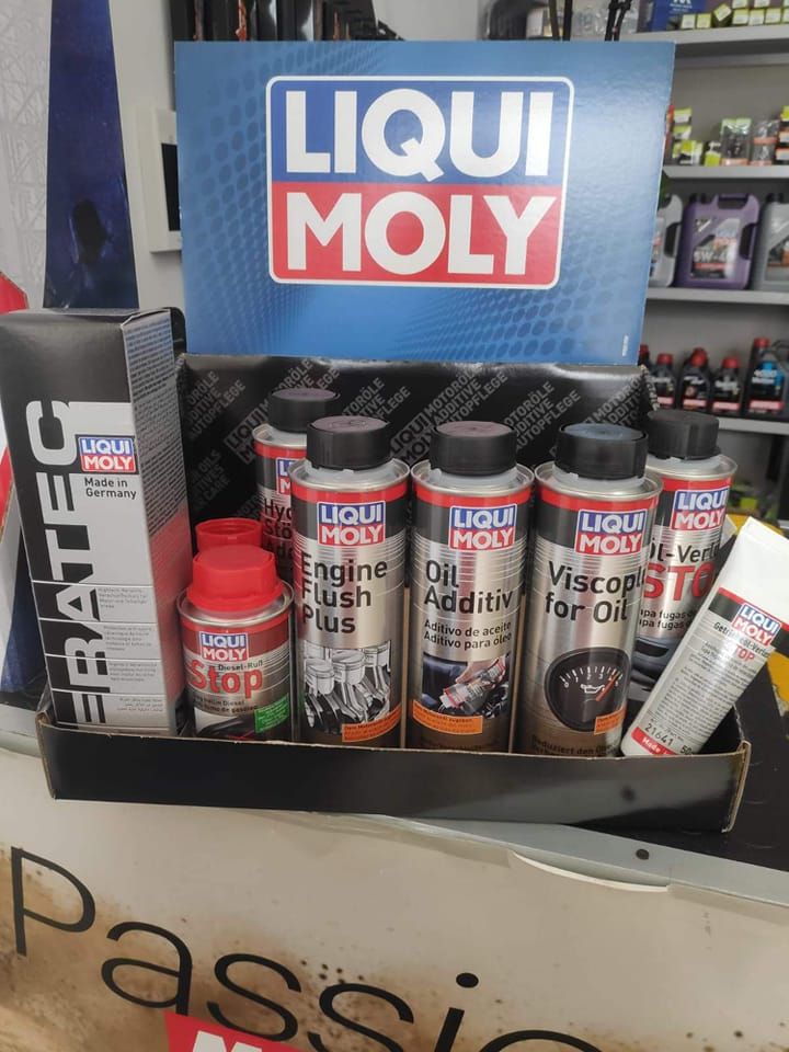 Una exhibición de productos Liqui Moly en una tienda.