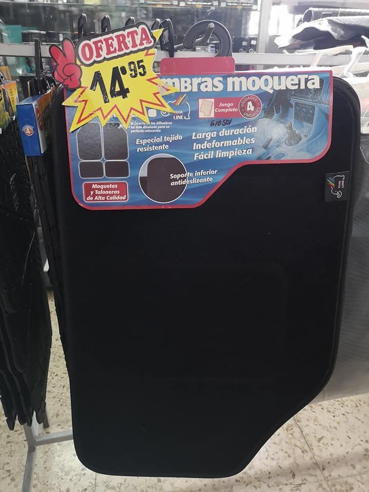Se vende una alfombrilla negra para coche por 14,99