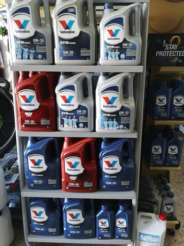 Un estante lleno de botellas de aceite Valvoline