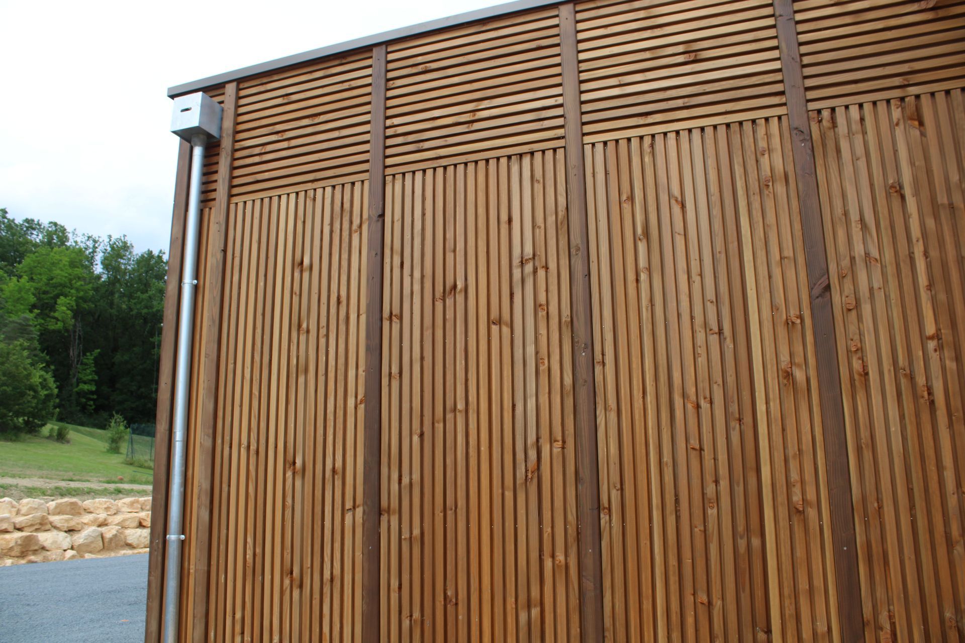 Vue sur un mur extérieur après bardage