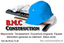 Logo de RMC Construction avec un casque de chantier bleu, des outils de construction et le texte &laquo; services de construction en fran&ccedil;ais &raquo;.