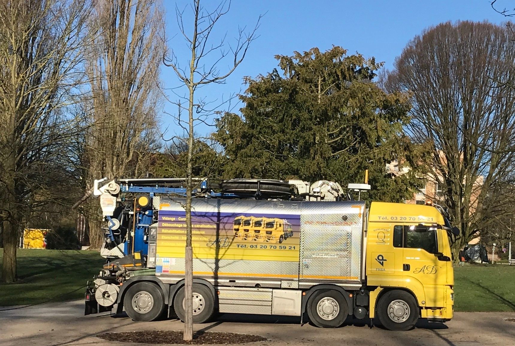Camion hydrocureur en attente d'intervention