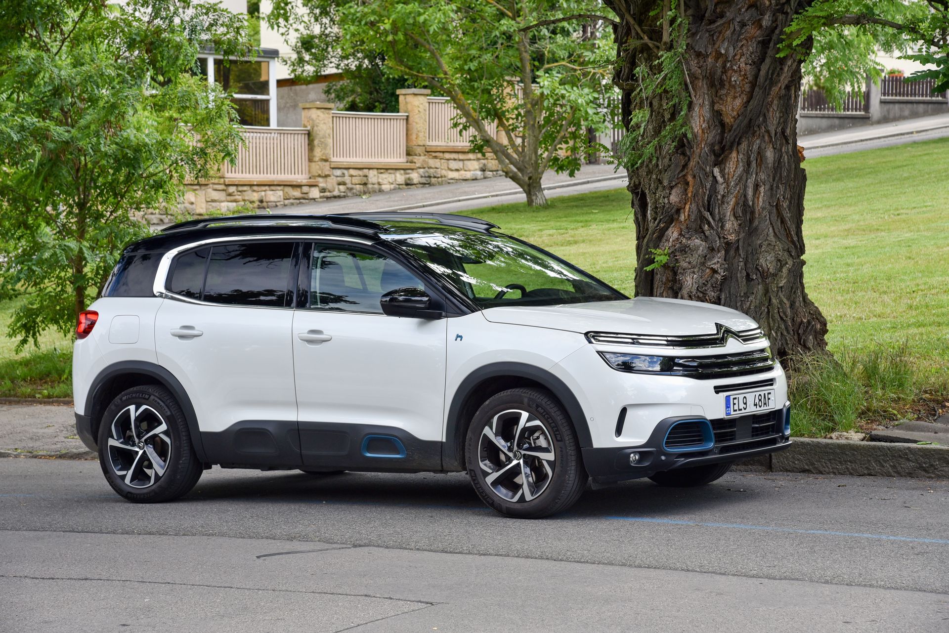 Citroën C5 blanche sur route