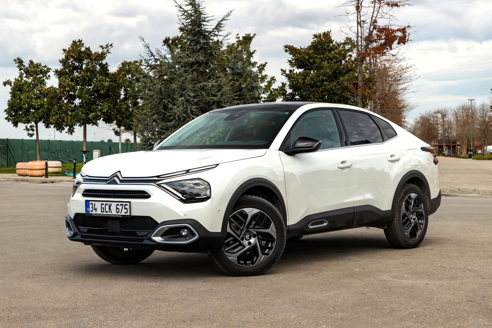 Citroën blanche en forêt - vue de côté