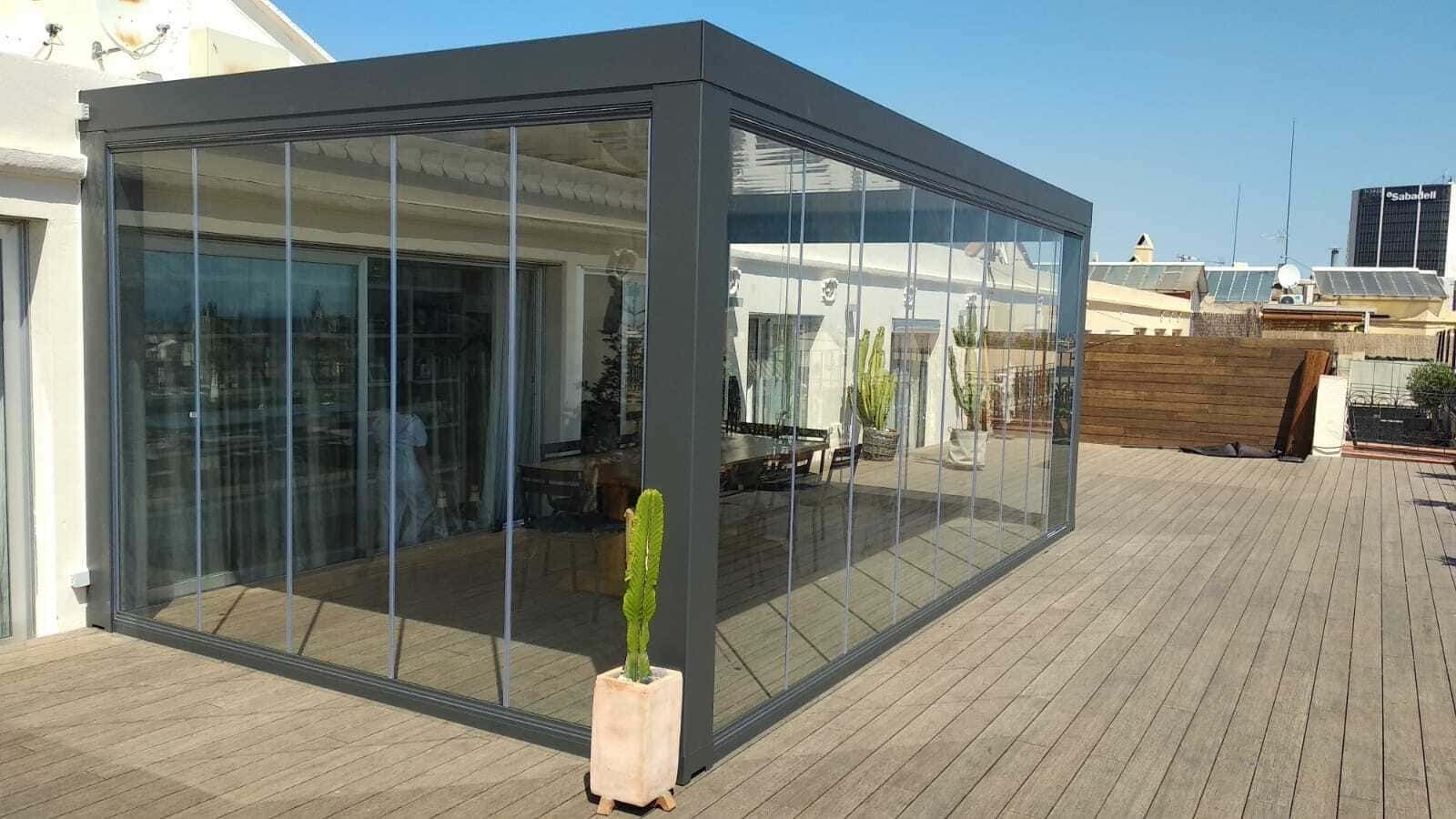Una pérgola con puertas corredizas de vidrio se encuentra encima de un patio de ladrillo.