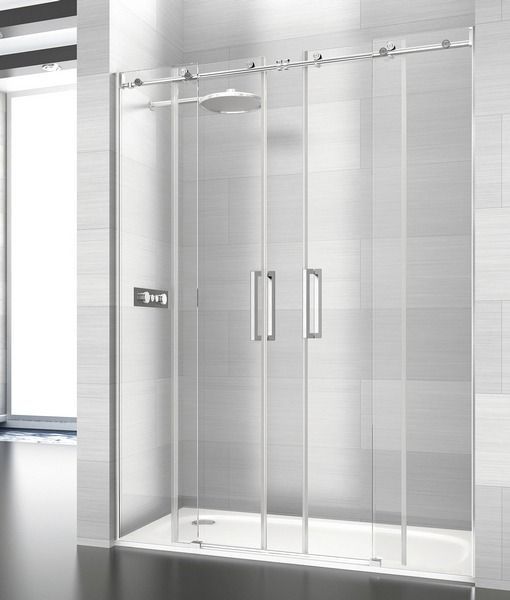 Un baño con una puerta de ducha corrediza de cristal.