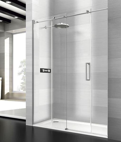 Un baño con una puerta de ducha corrediza de vidrio y un cabezal de ducha.