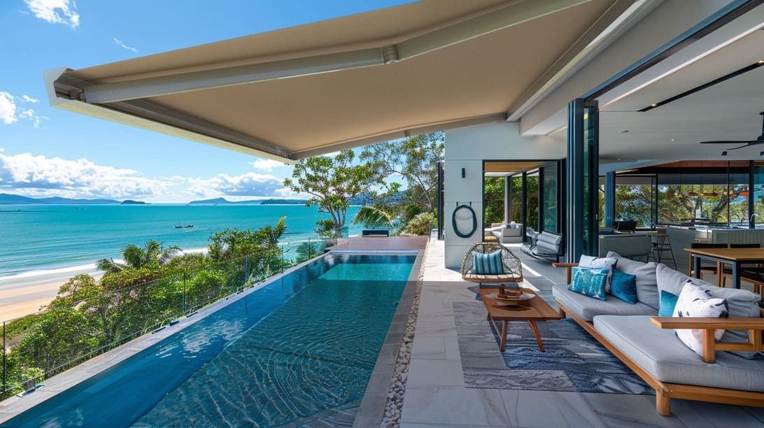Una casa grande con piscina y vista al mar.