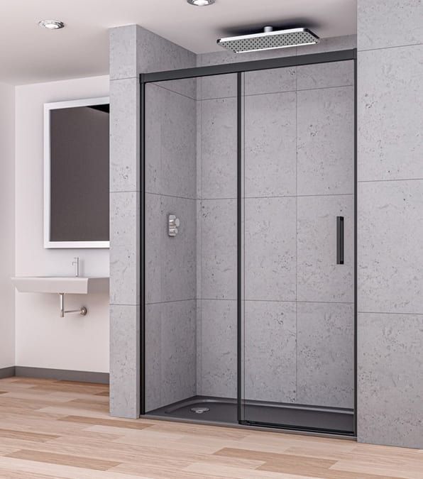 Un baño con una puerta de ducha corrediza de vidrio y un lavabo.