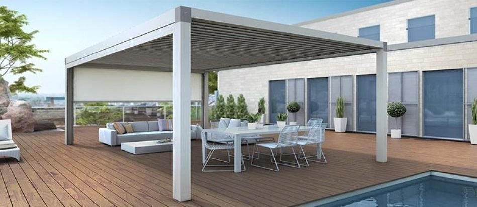Un patio con mesa y sillas bajo una pérgola junto a una piscina.