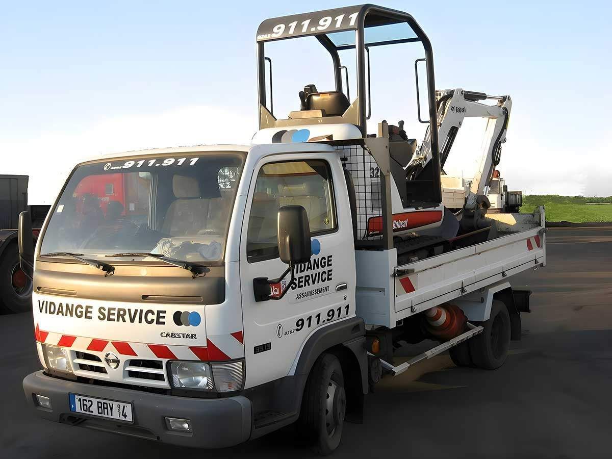 Camion qui transporte une minipelle