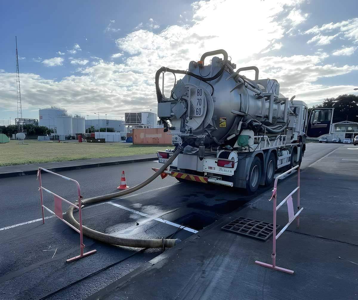 Camion d'hydrocurage de canalisations