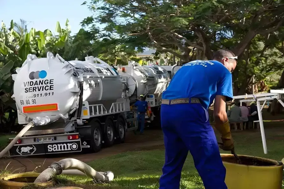 Technicien de l'entreprise et camion
