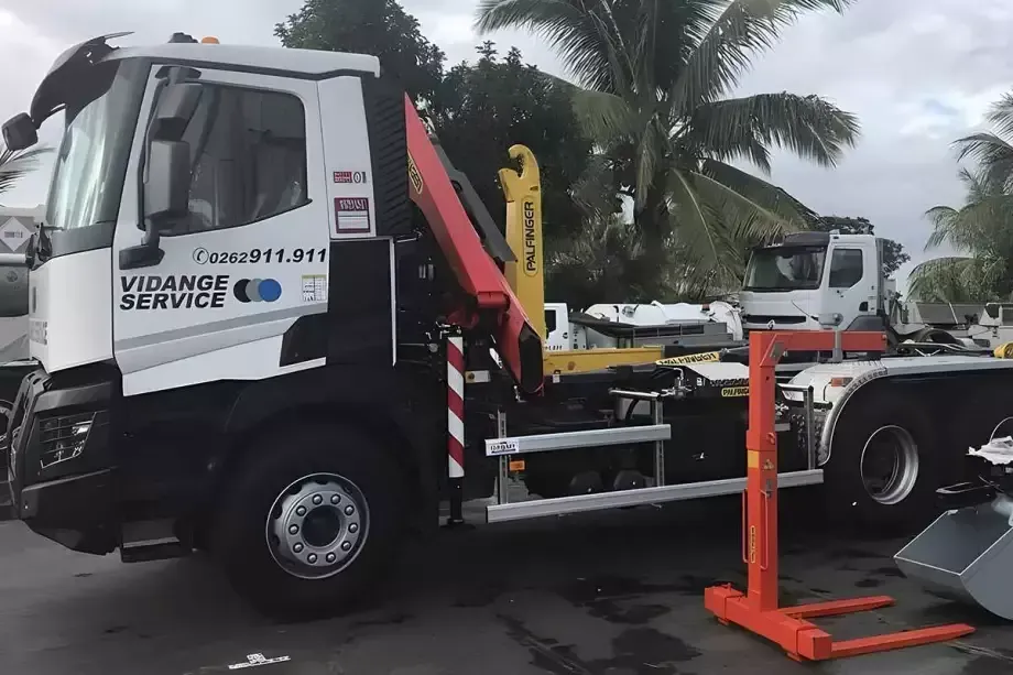 Camion de l'entreprise qui vidange une canalisation