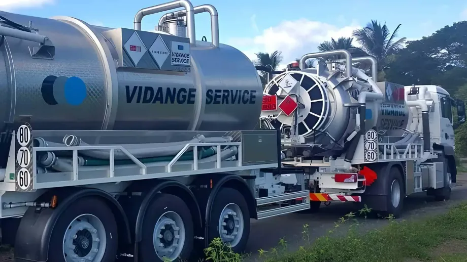 Camions de l'entreprise Vidange Service