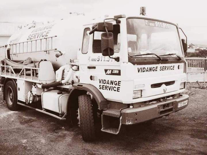 Camion de l'entreprise Vidange Service