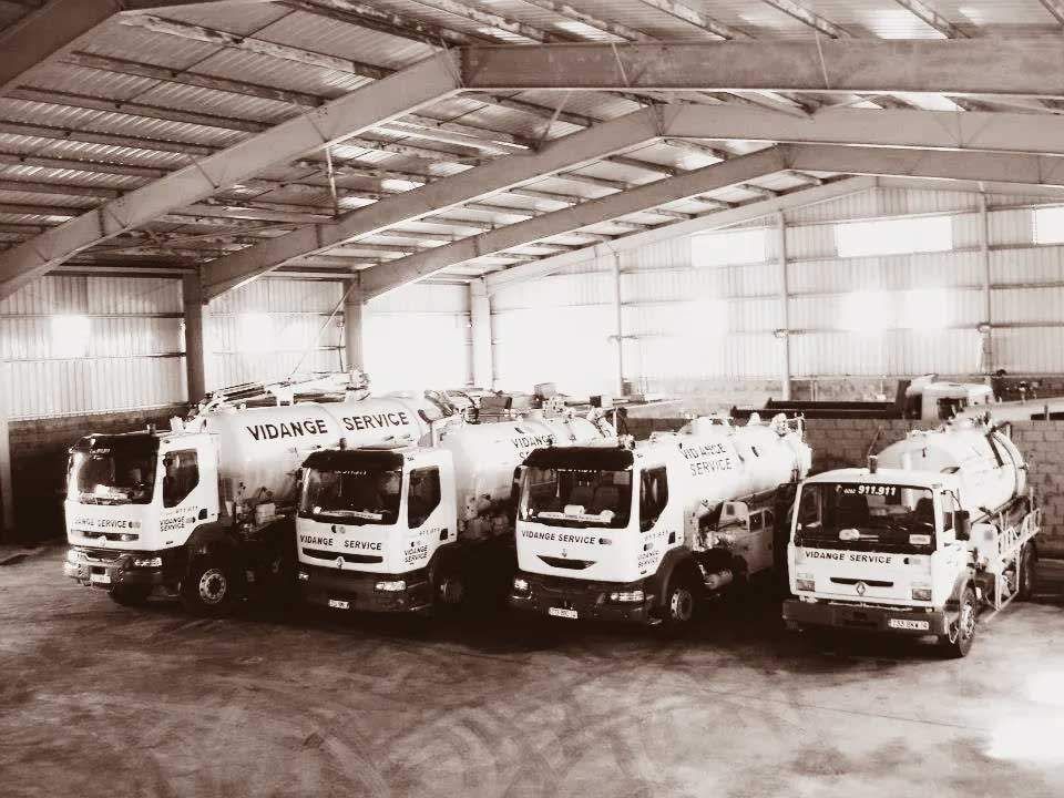 Quatre camions dans un hangar
