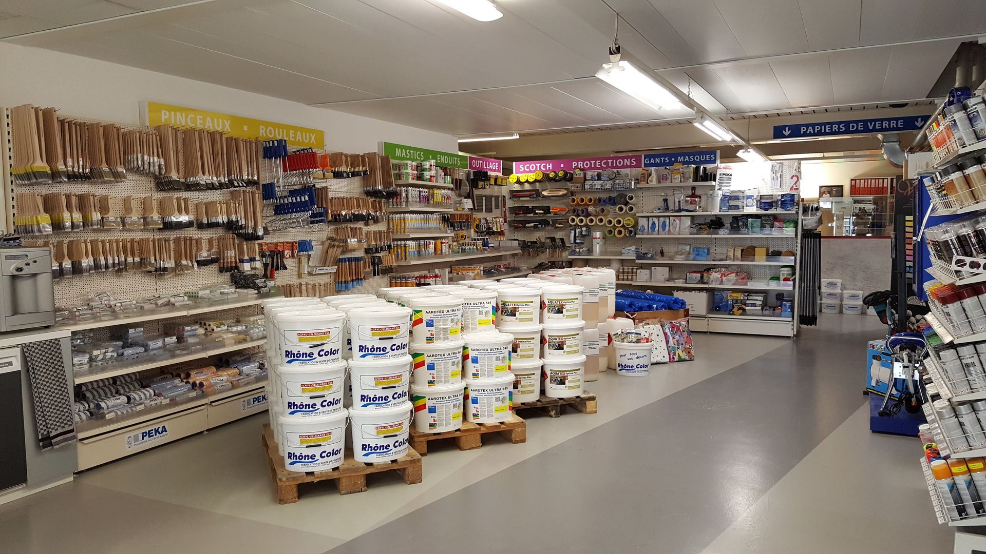 presentoir-produits-accessoires-en-vente-magasin-rhone-color-sion-valais