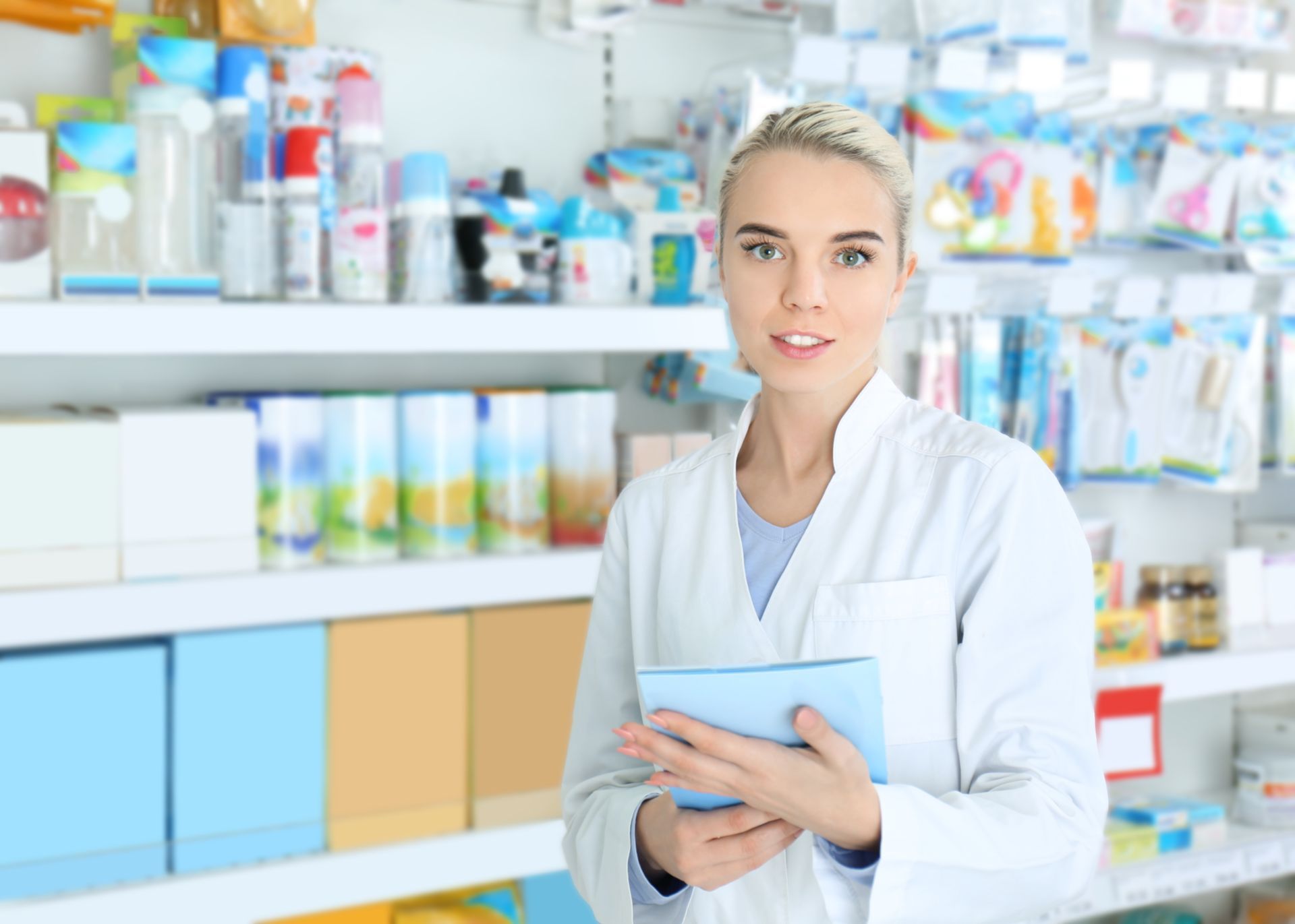 Pharmacienne devant un présentoir du rayon bébé