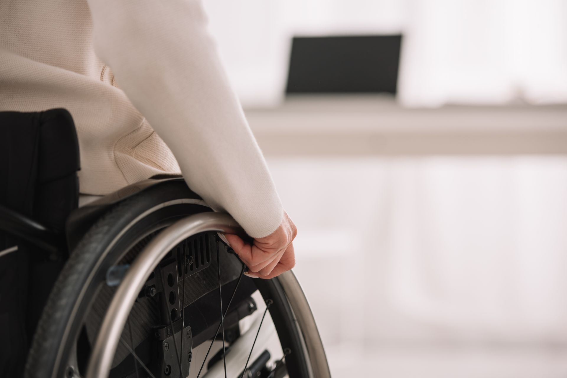 Personne qui se déplace sur un fauteuil roulant
