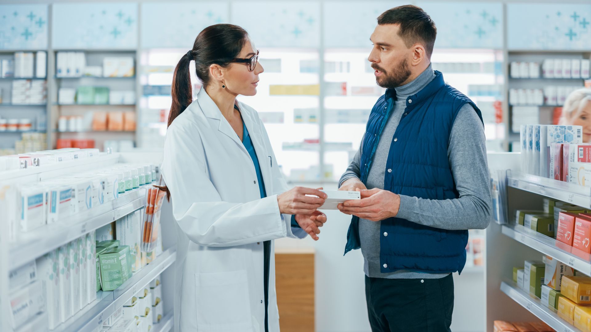 Pharmacienne qui conseille un homme sur un produit
