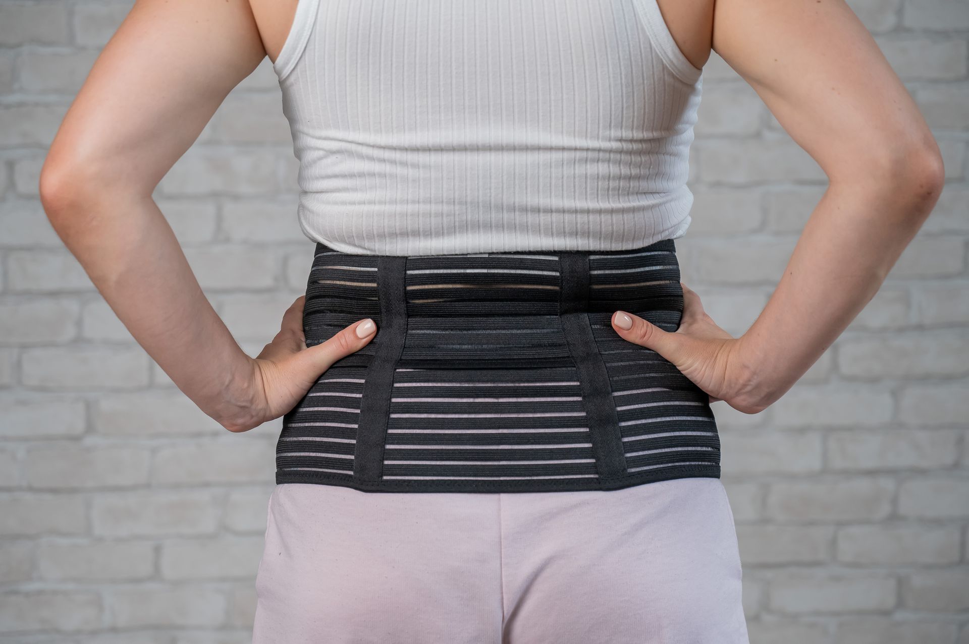 Silhouette de femme qui porte une ceinture lombaire