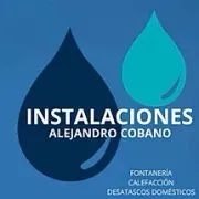 Logotipo de Instalaciones Alejandro Cobano sobre fondo azul con iconos de gotas de agua y texto sobre servicios de fontaner&iacute;a, calefacci&oacute;n y gas.