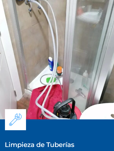 Limpieza de tuberías en ducha con mangueras y productos de limpieza