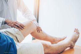 Physiotherapie Dietrich GbR Physiotherapeut behandelt das Knie eines Patienten
