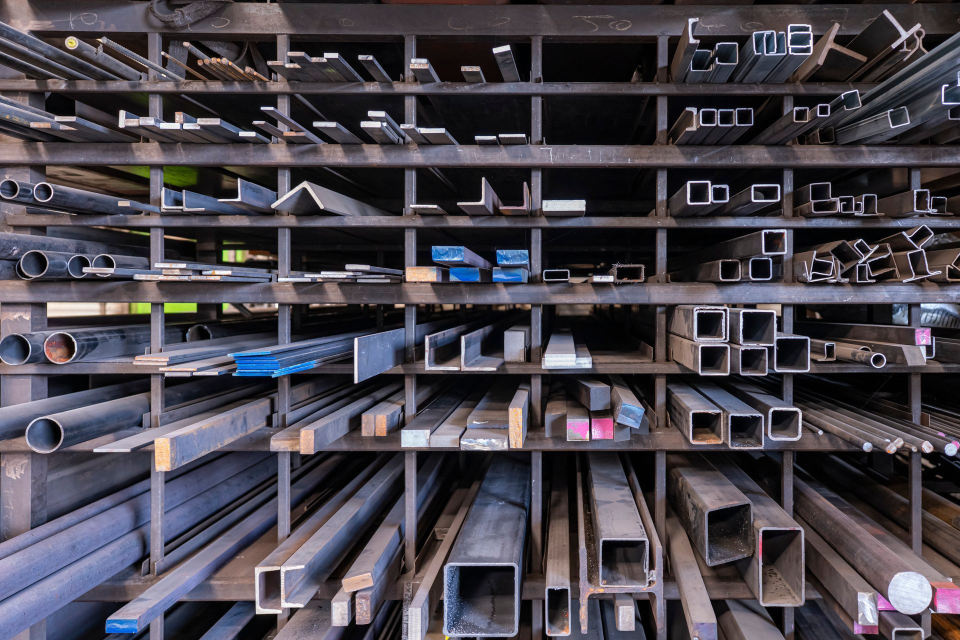Étagères métalliques pour le stockage de poutres et de tubes métalliques de formes variées.