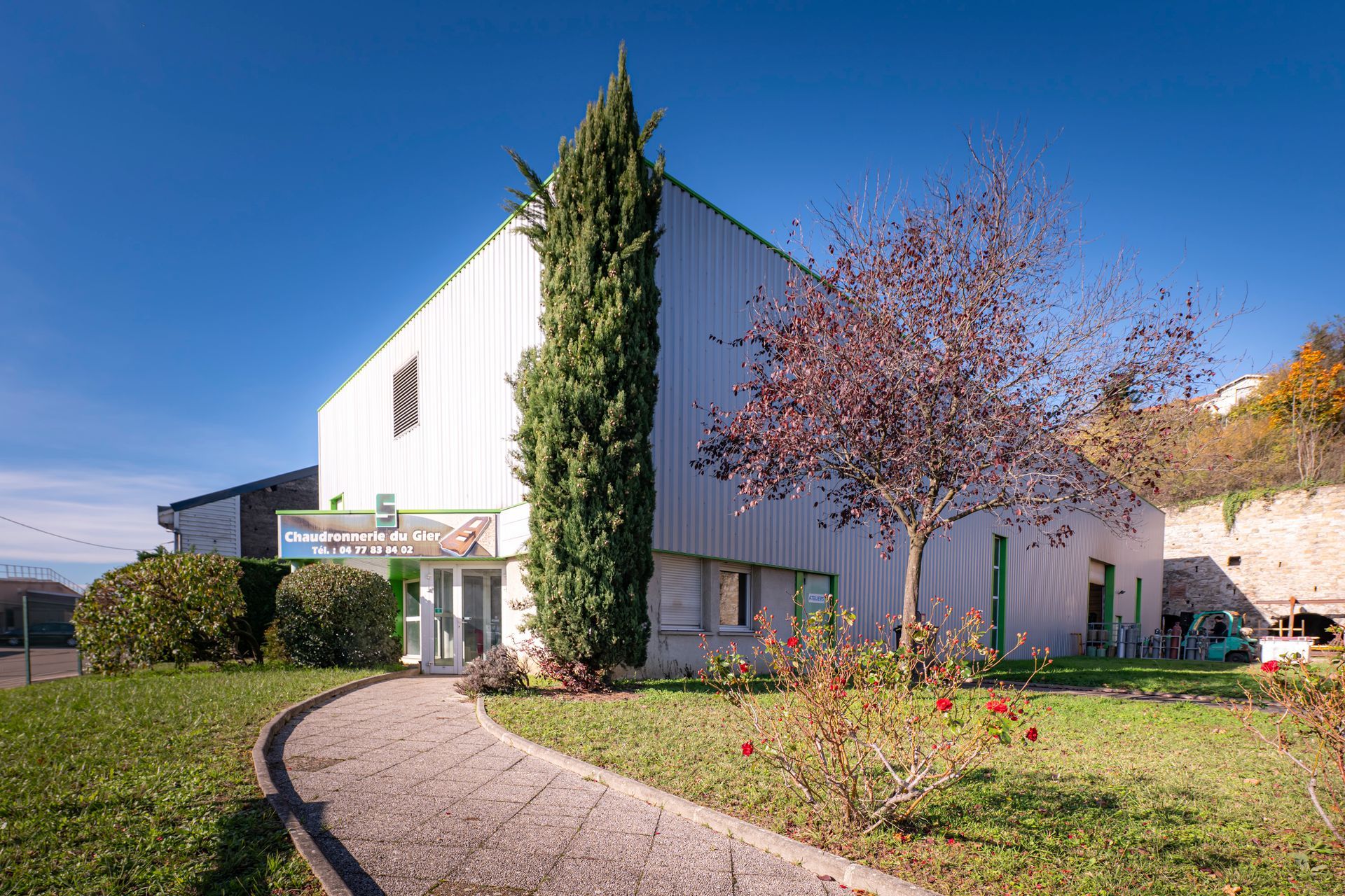 L'entrée du bâtiment industriel léger de la Chaudronnerie du Gier.