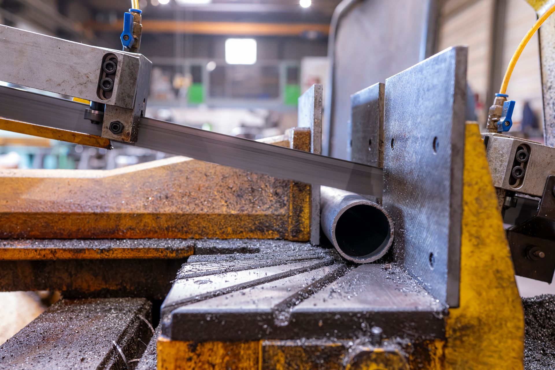 Grand réservoir industriel métallique dans un atelier.
