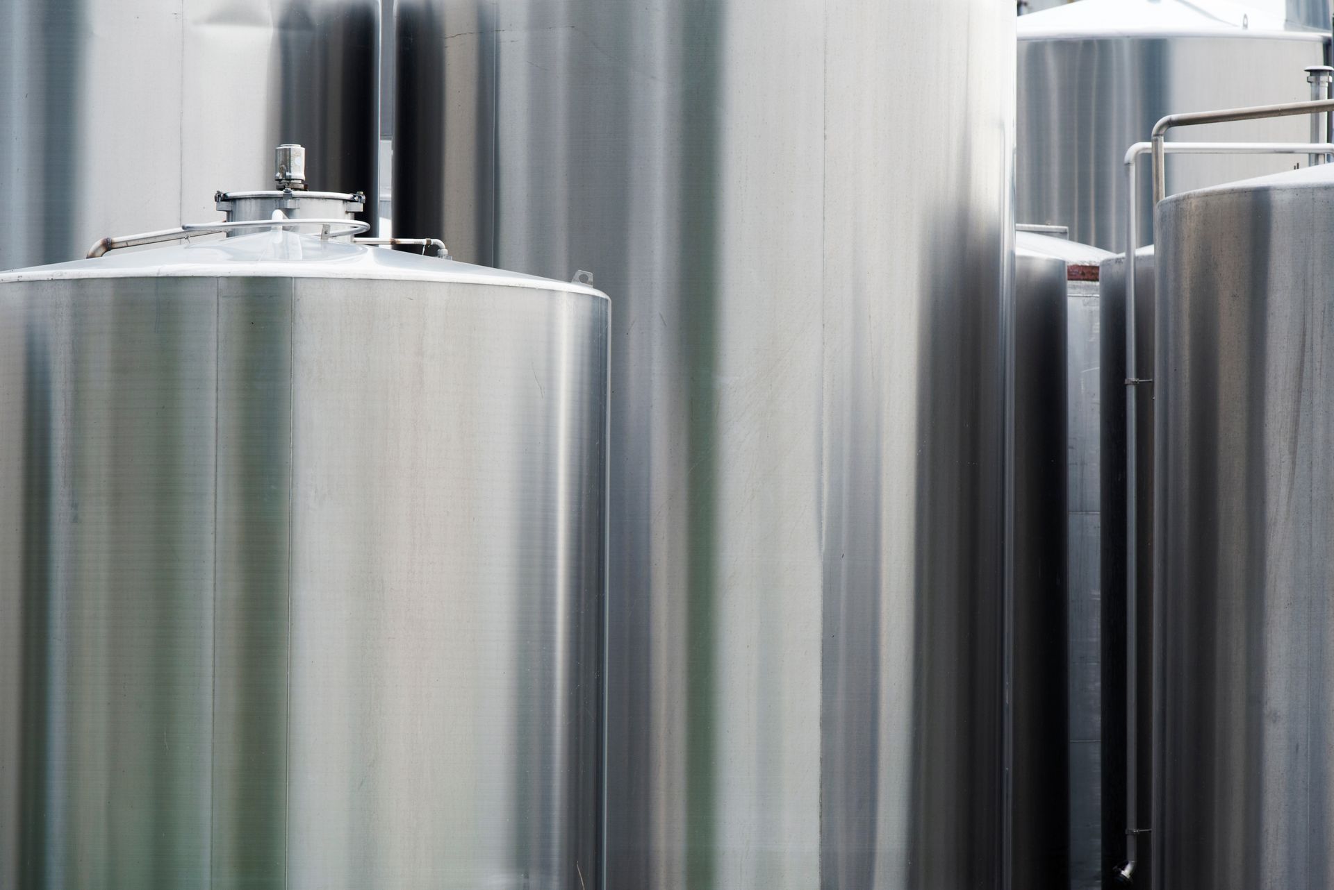 Plusieurs cuves de stockage.