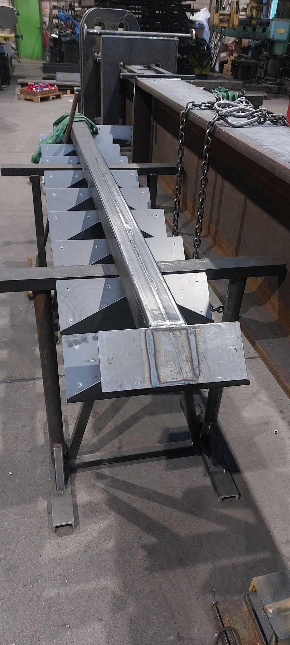 Une poutre métallique supportée par une structure en acier dans un atelier.