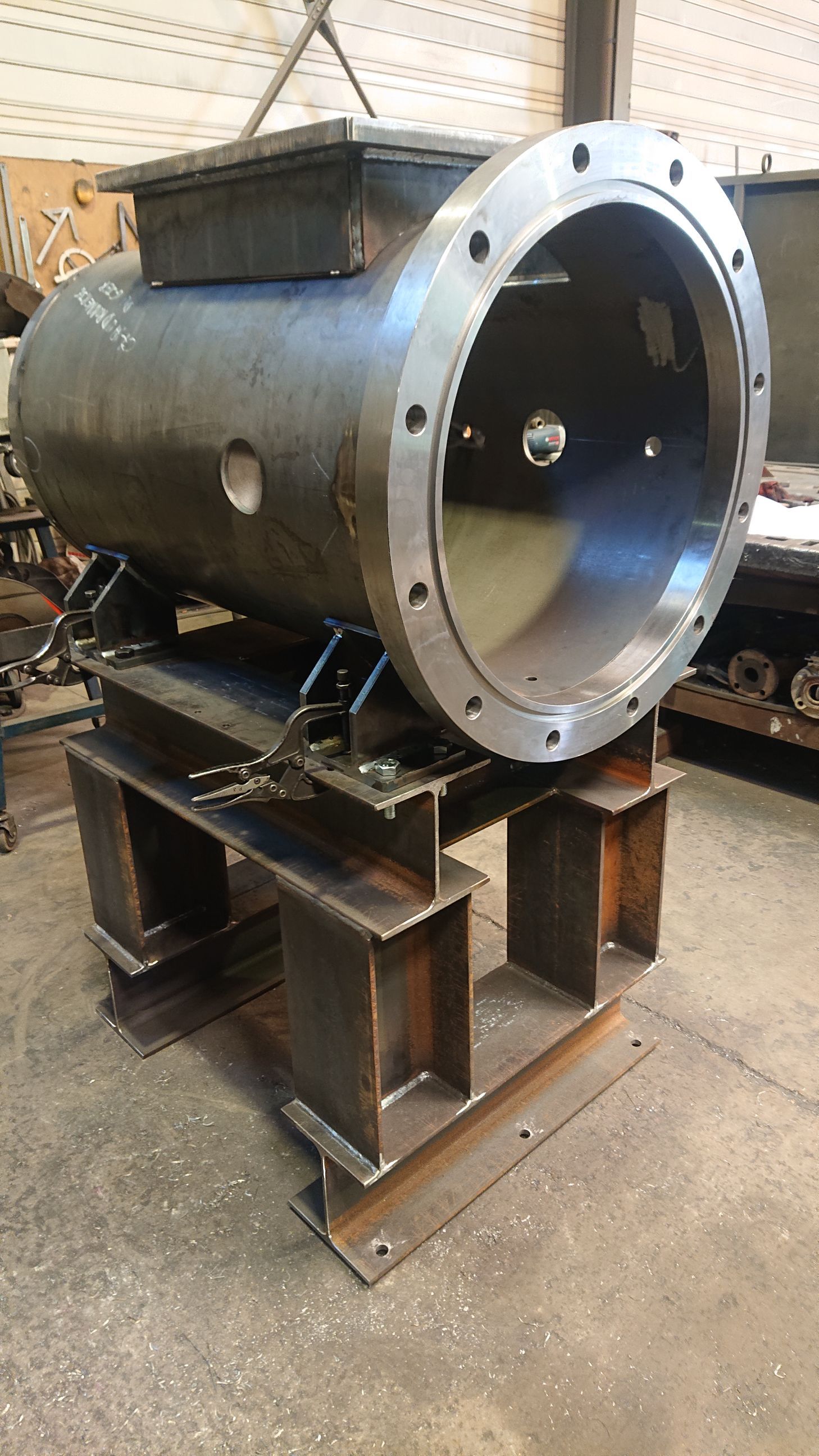 Grande pièce métallique assemblée par l'entreprise Chaudronnerie du Gier.