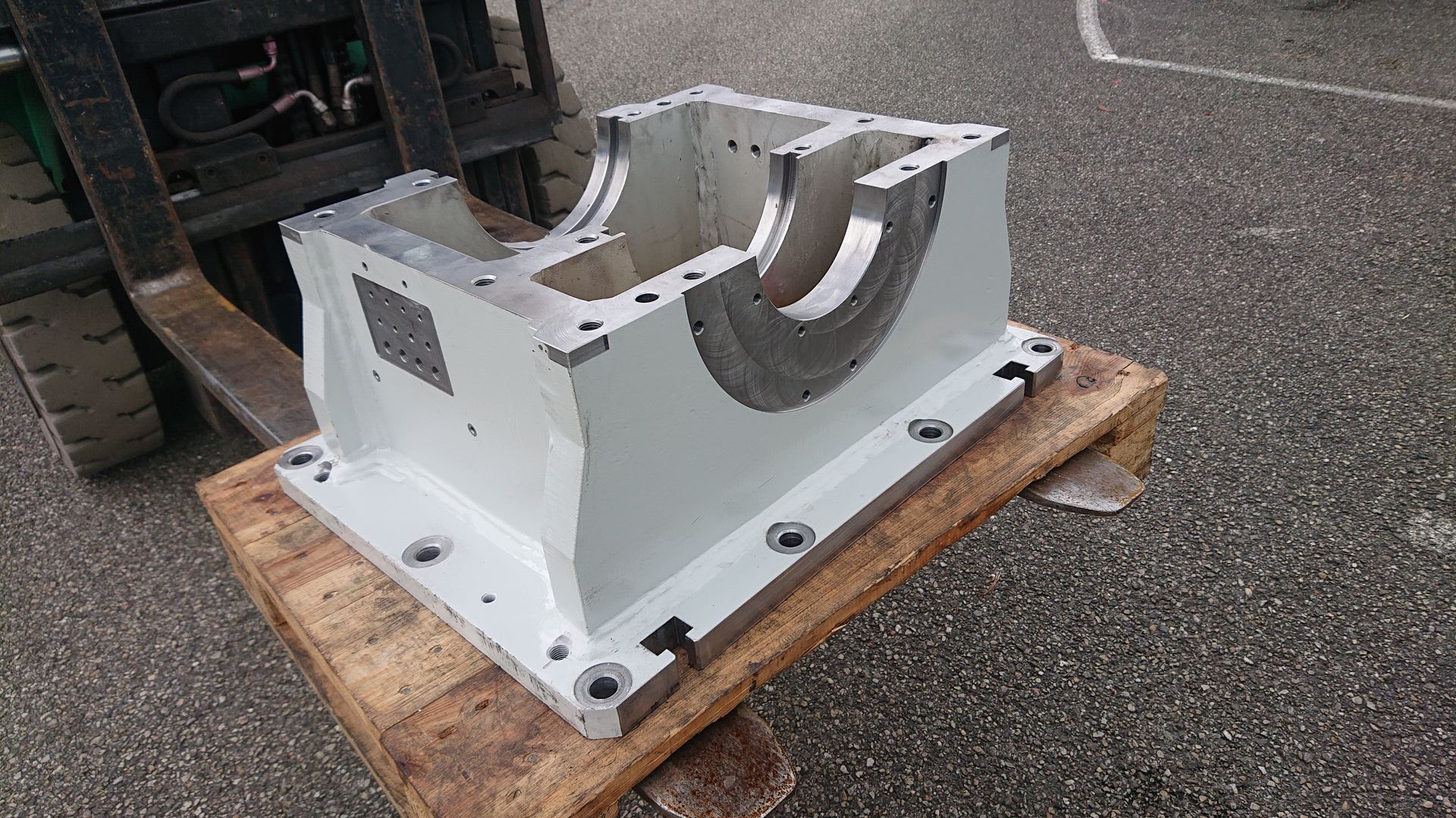 Différentes pièces métalliques d'un châssis de voiture.