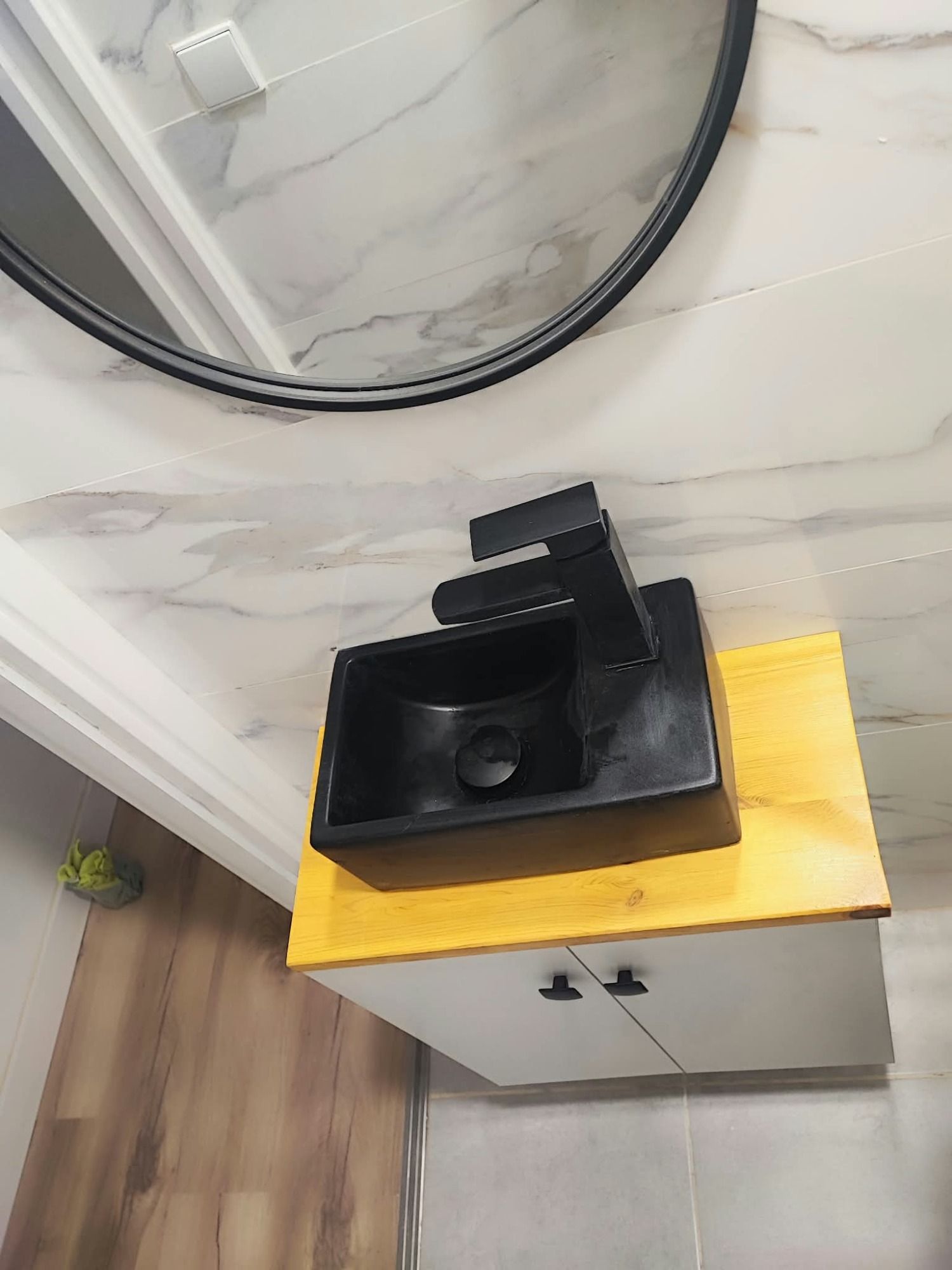 Baño reformado en Madrid con alicatados claros, plato de ducha a ras de suelo y mampara de cristal