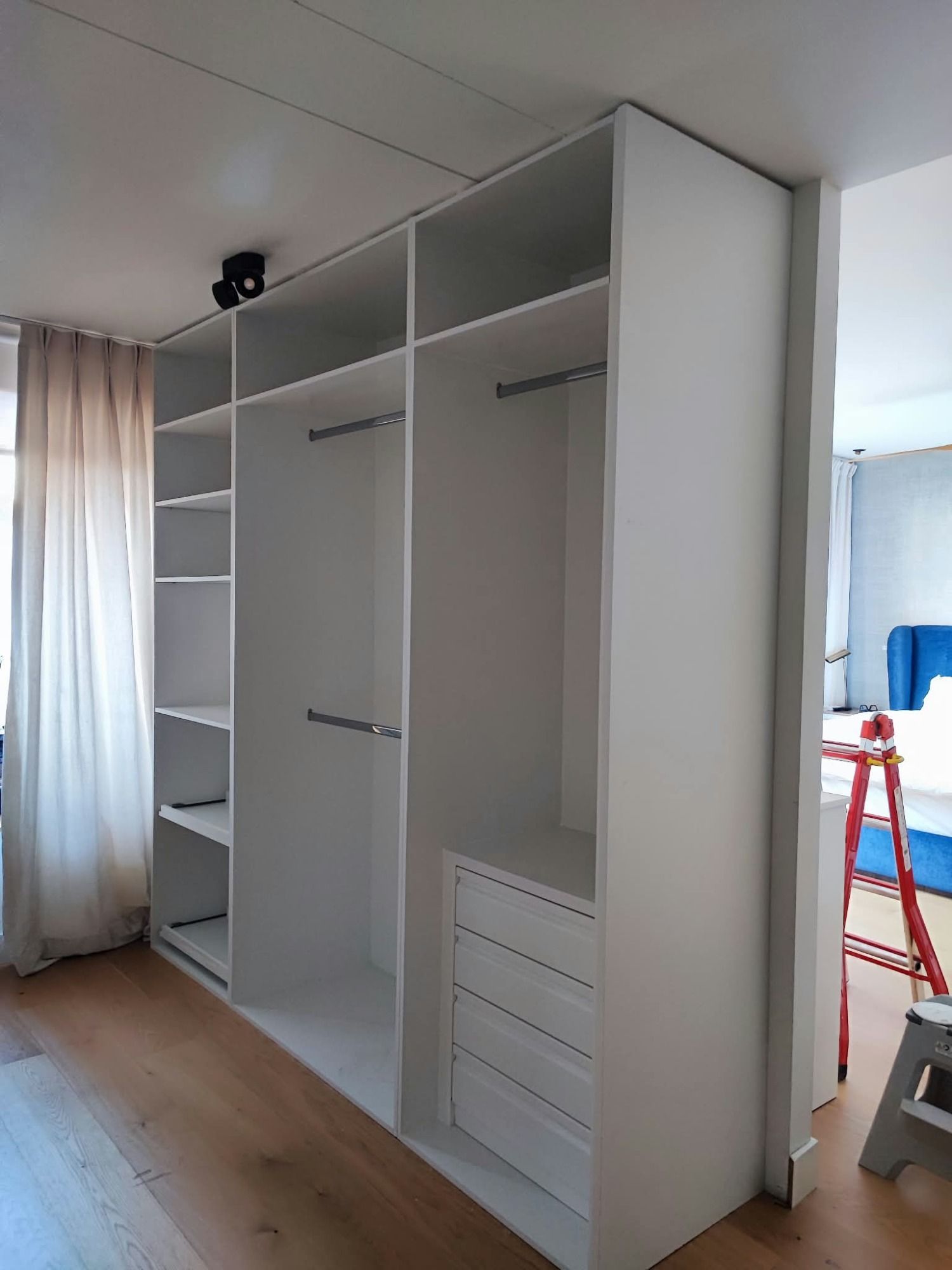 Carpintero instalando una puerta de madera a medida en una vivienda de Madrid