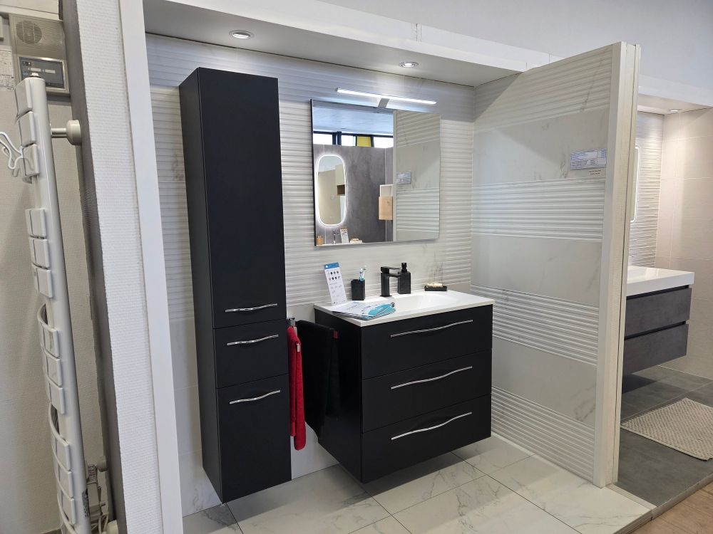 Un meuble noir et une vasque de salle de bains suspendus