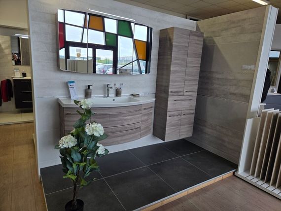 Des meubles de salle de bains suspendus en bois