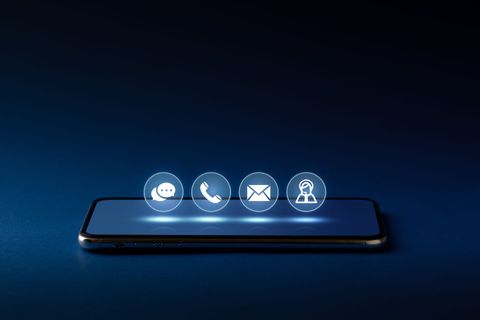 Un téléphone posé à plat avec des icônes de contacts au-dessus