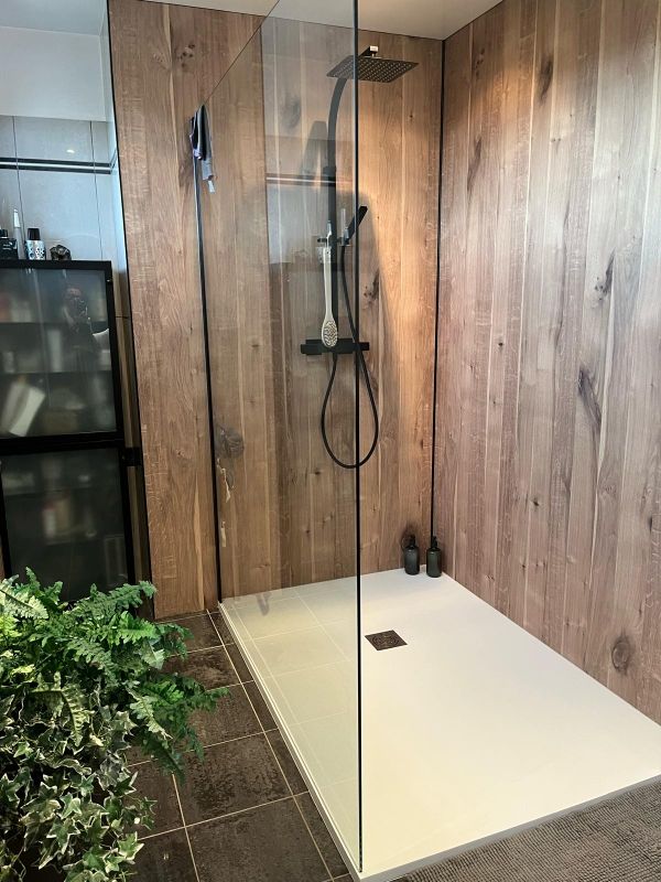 Une douche à l'italienne en bois