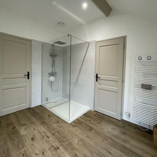 Une douche à l'italienne avec du carrelage sur les murs